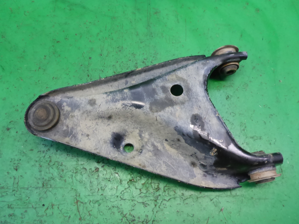 Рычаг передний правый