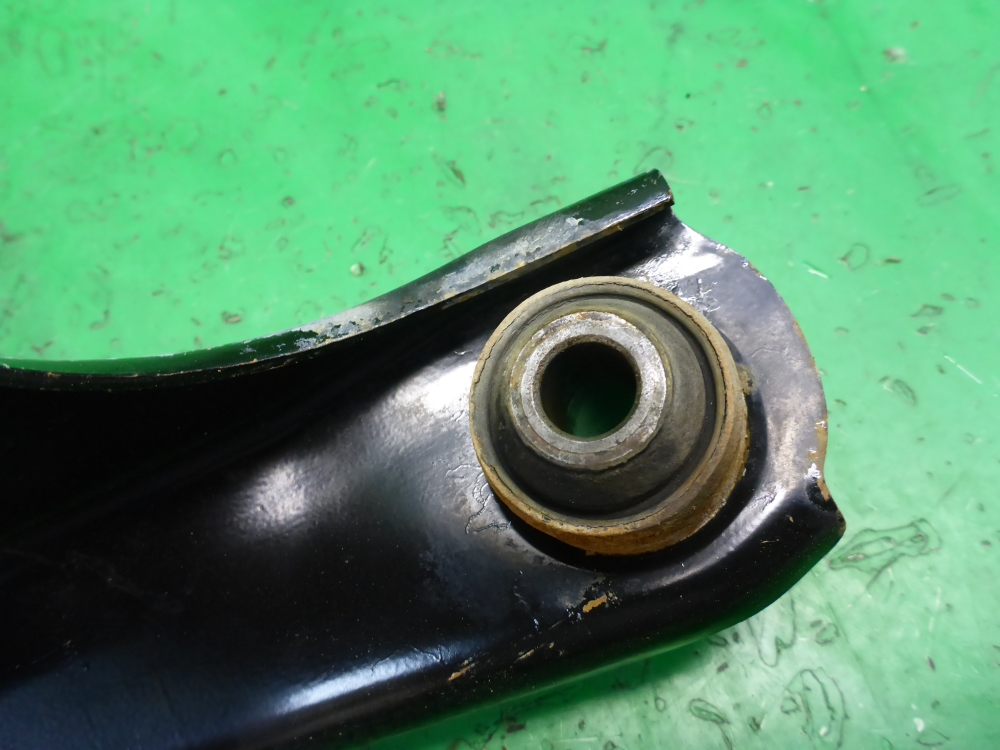 Рычаг передний правый