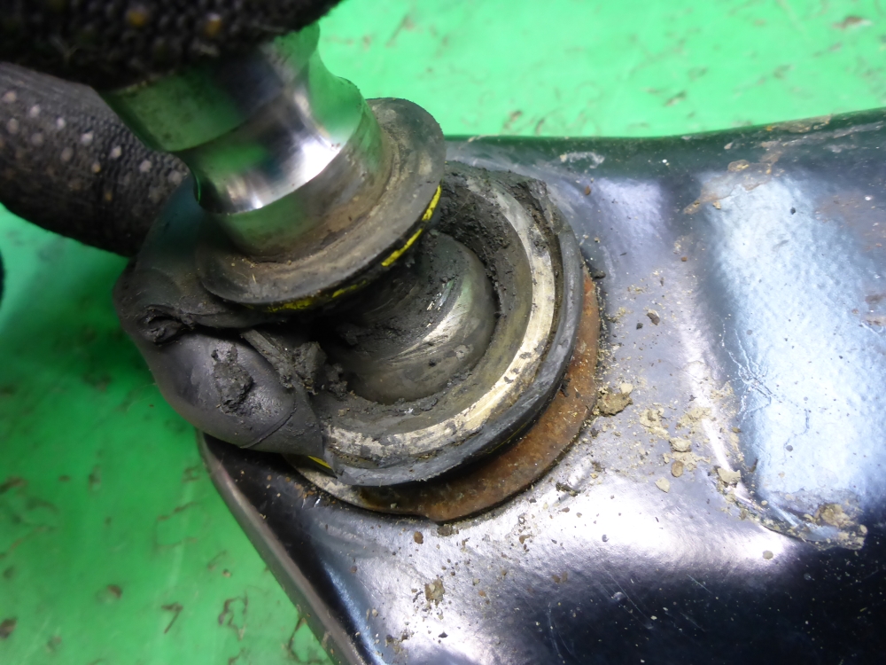 Рычаг передний правый