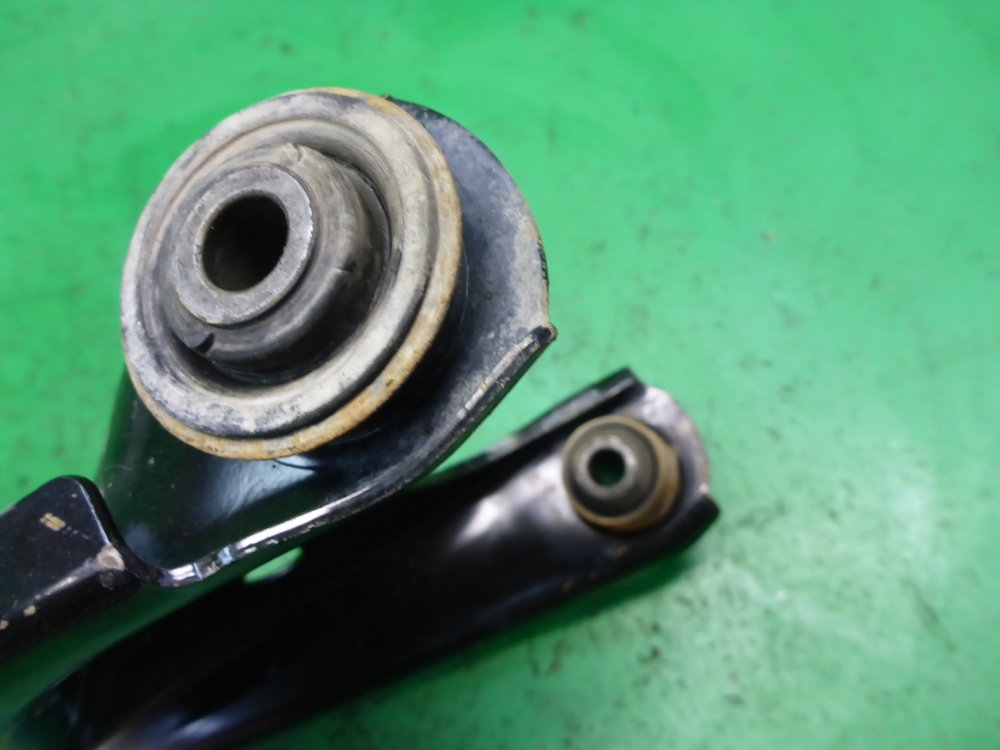 Рычаг передний правый