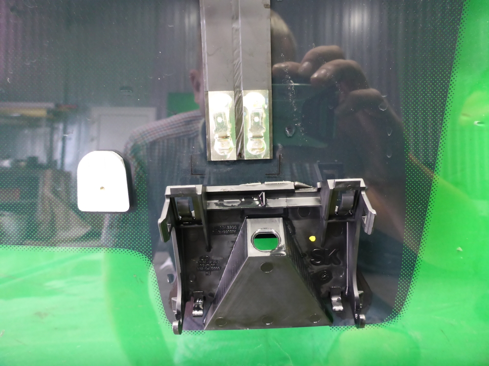 Стекло лобовое