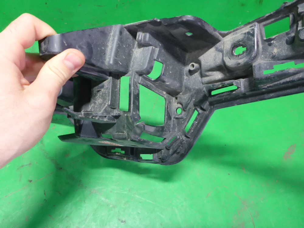 Кронштейн решетки радиатора