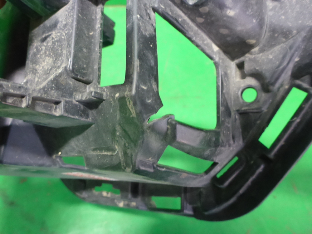 Кронштейн решетки радиатора