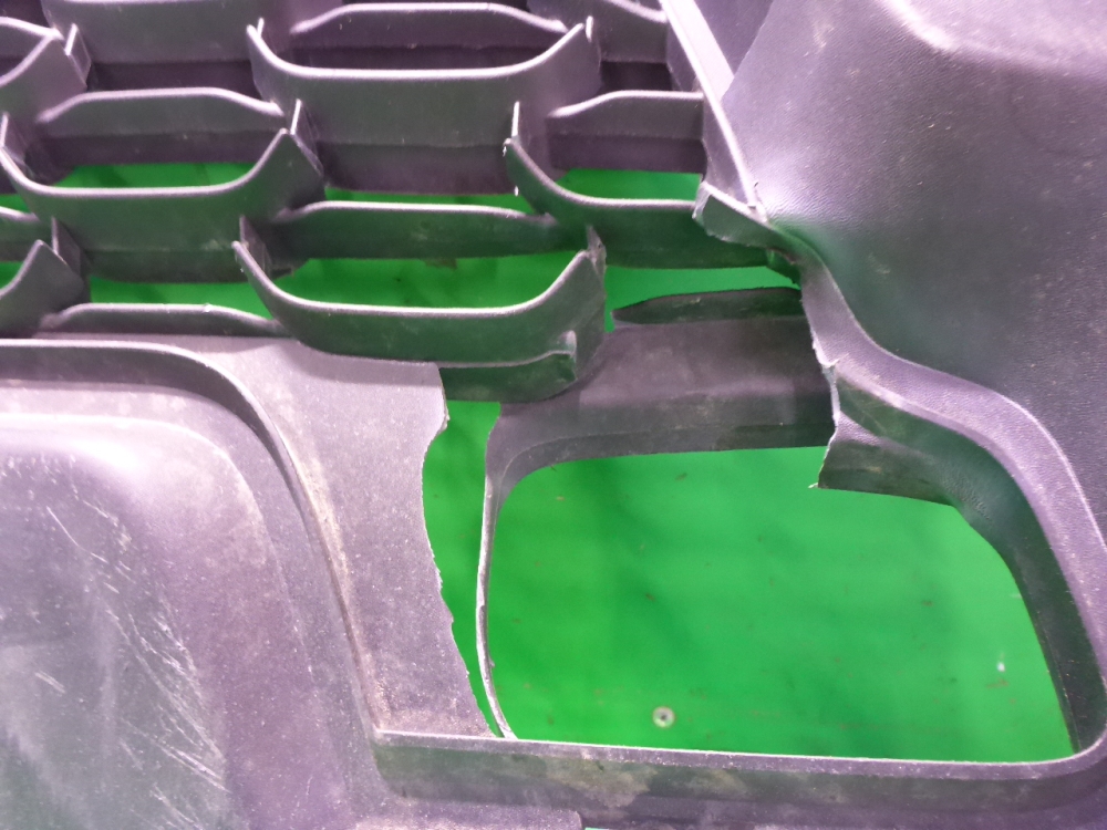 Решетка в бампер центральная