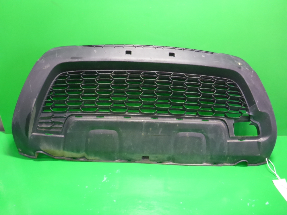 Решетка в бампер центральная