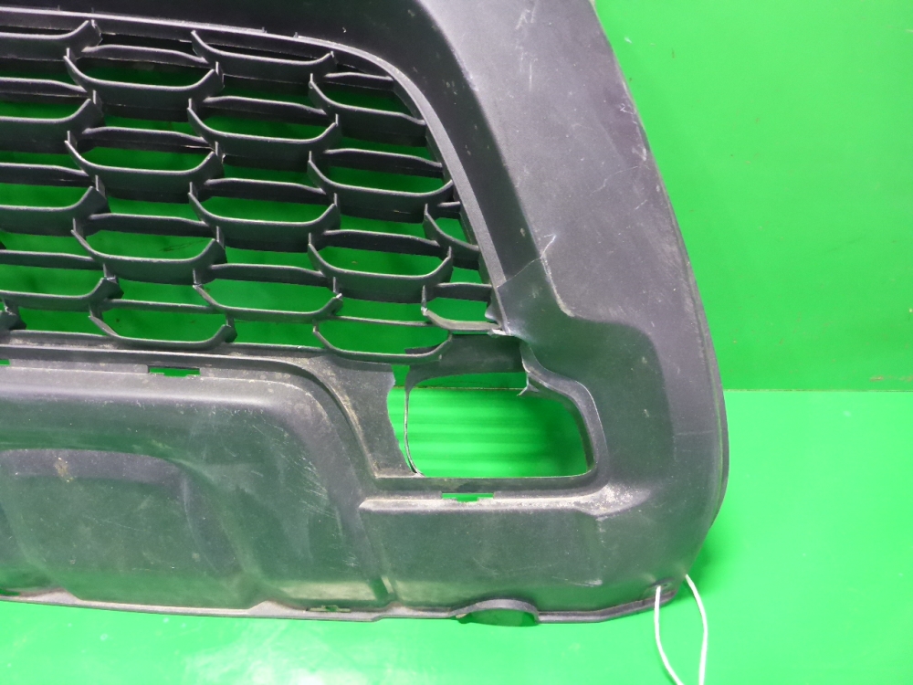 Решетка в бампер центральная