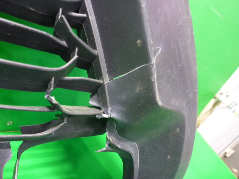 Решетка в бампер центральная