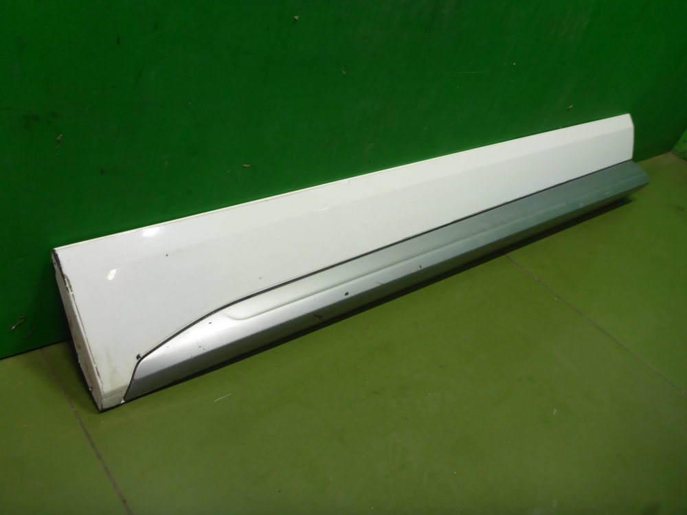 Накладка двери передней левой