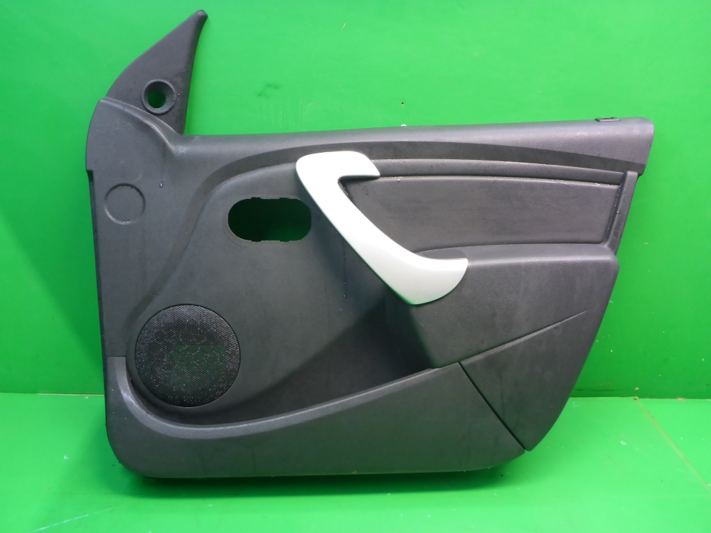 Обшивка двери передней правой