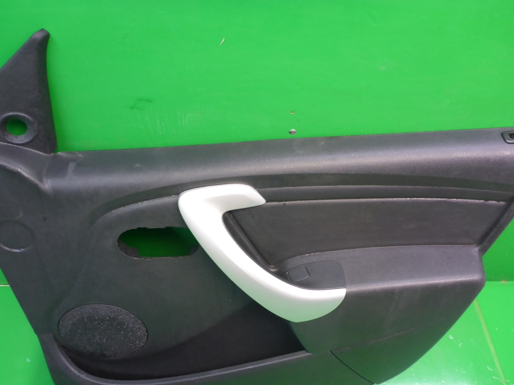 Обшивка двери передней правой