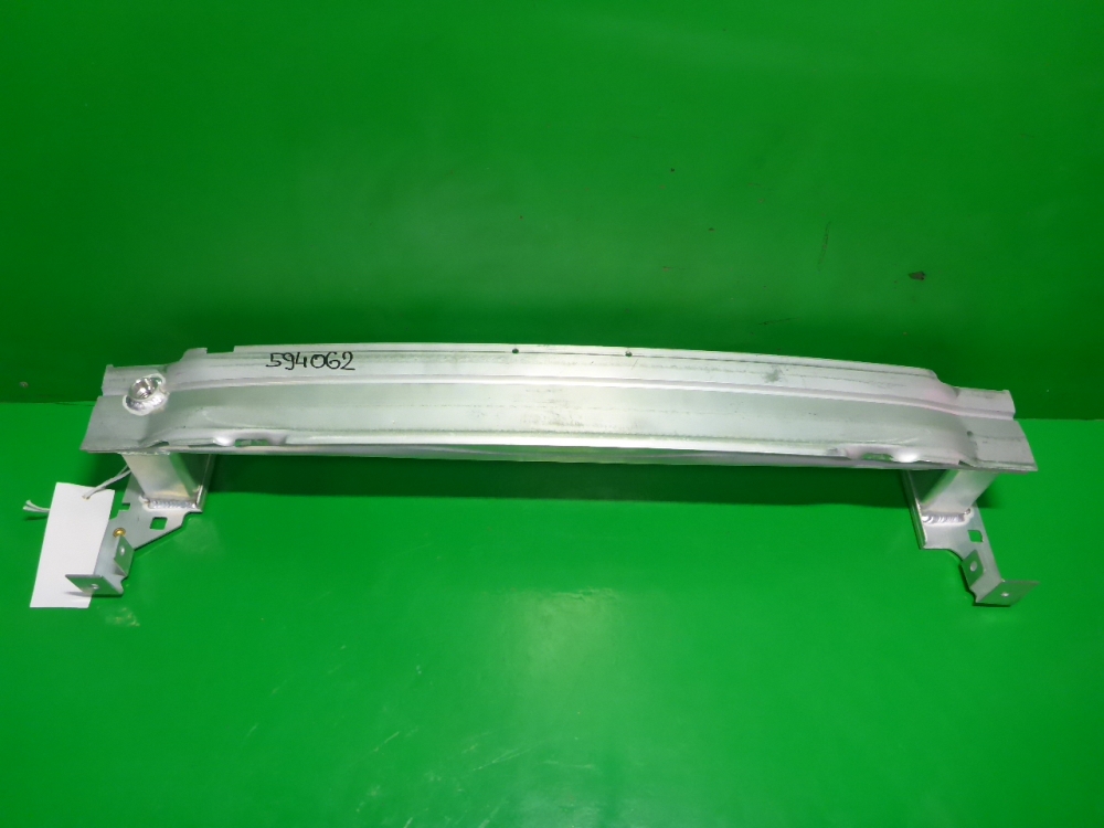 Усилитель переднего бампера