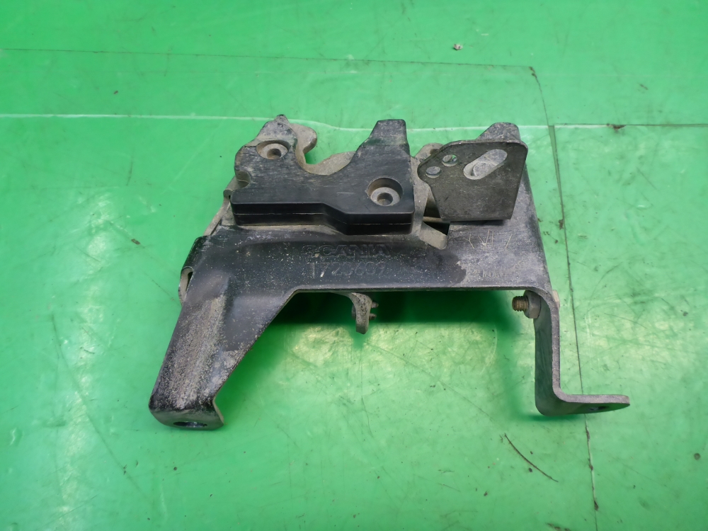 Замок капота