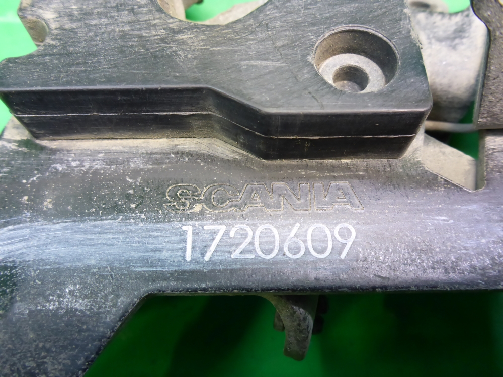 Замок капота