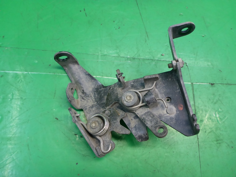 Замок капота