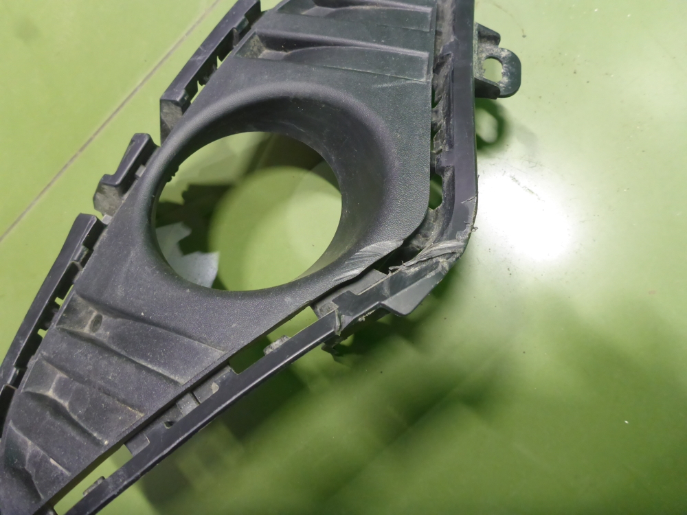 Рамка противотуманной фары правой