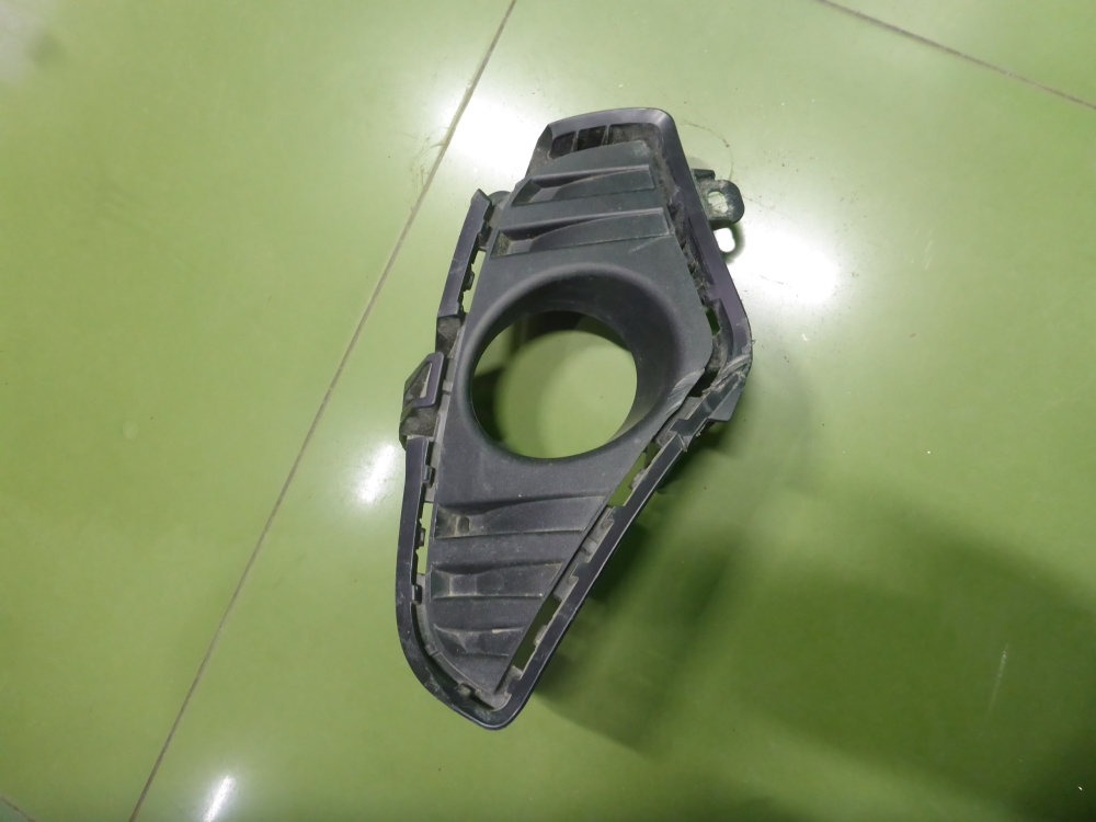 Рамка противотуманной фары правой