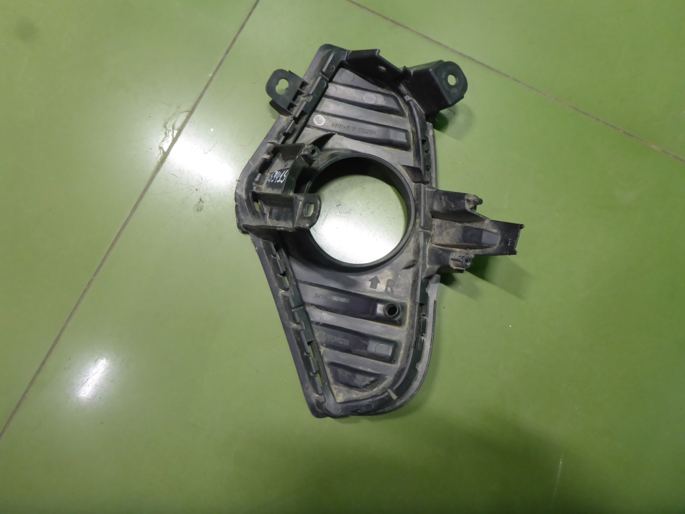 Рамка противотуманной фары правой