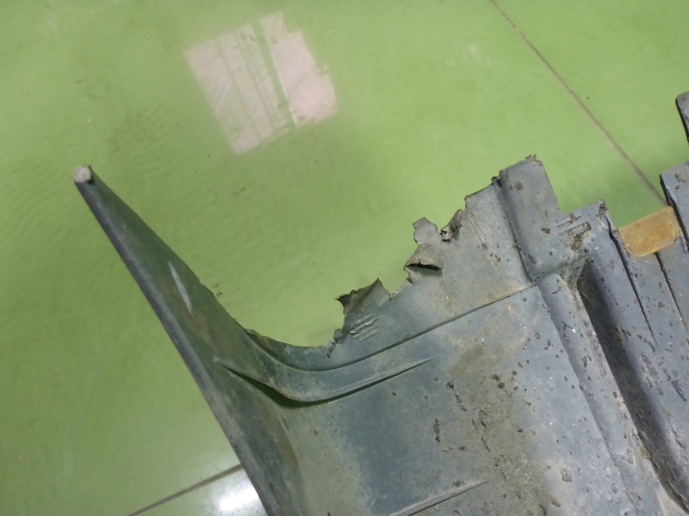 Крыло заднее правое задняя часть