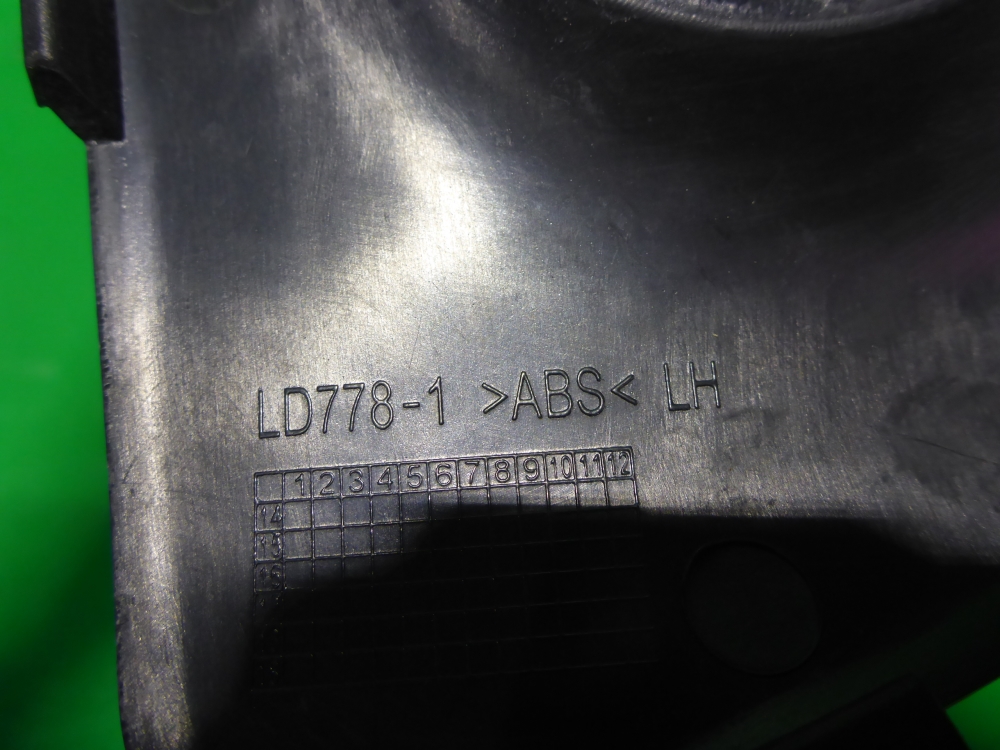 Рамка противотуманной фары левой