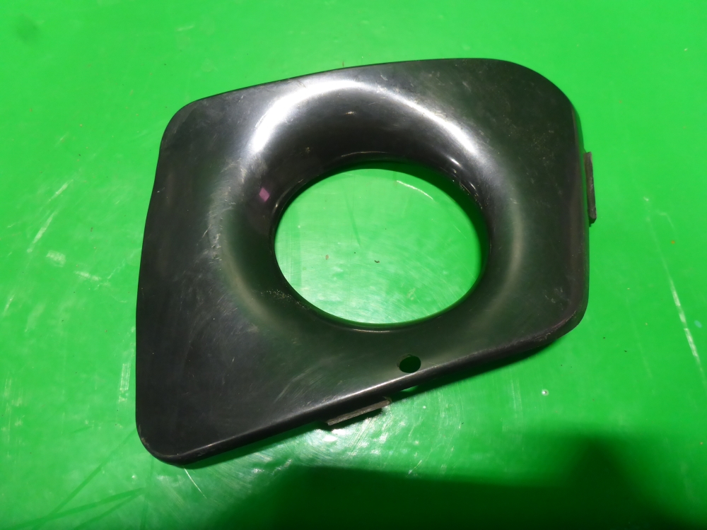 Рамка противотуманной фары левой