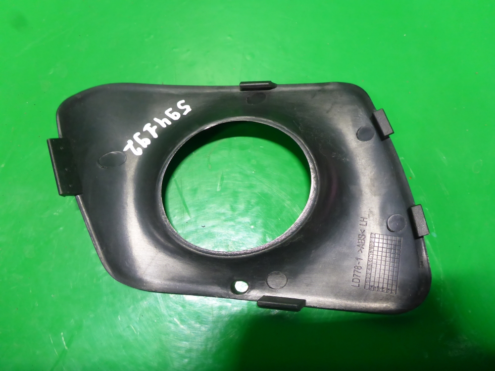 Рамка противотуманной фары левой