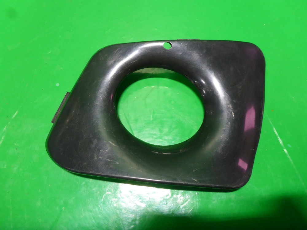 Рамка противотуманной фары левой