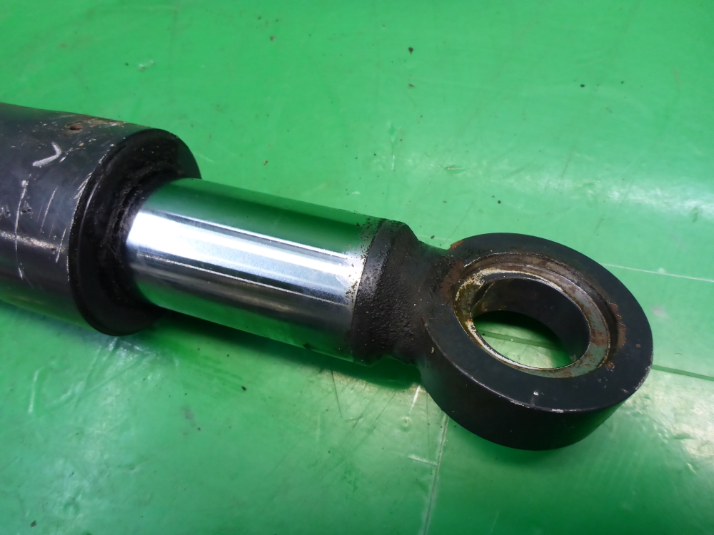 Рабочий цилиндр подъема кабины