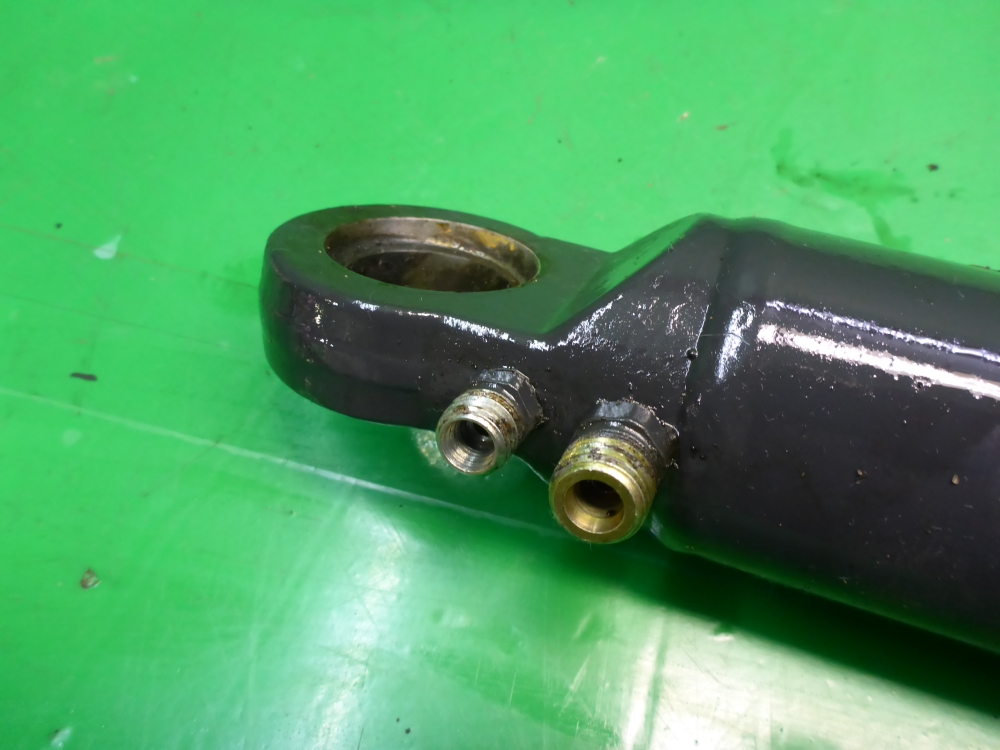 Рабочий цилиндр подъема кабины