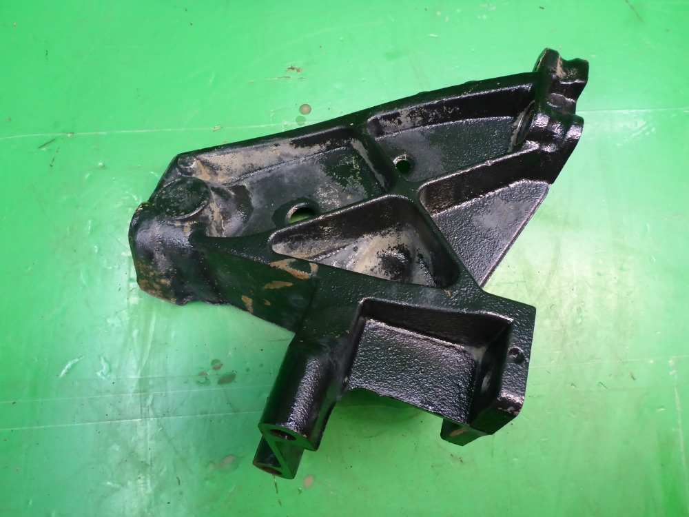 Кронштейн переднего бампера левый