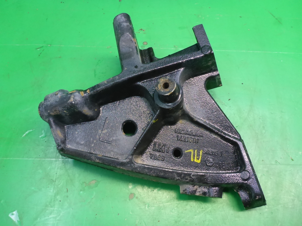 Кронштейн переднего бампера левый