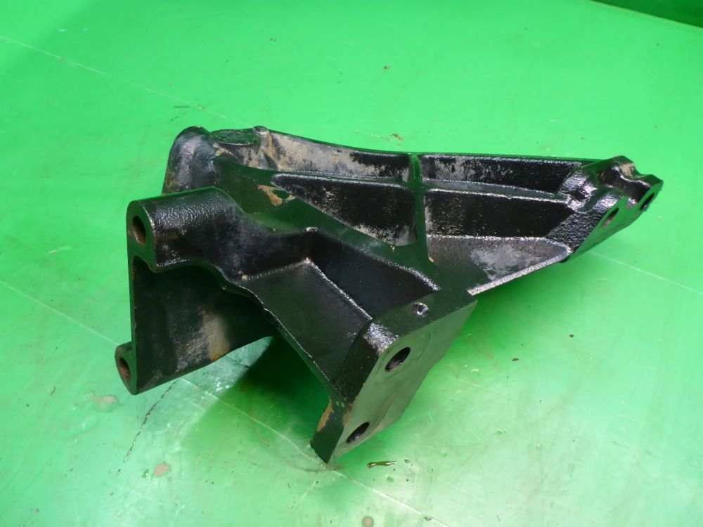 Кронштейн переднего бампера левый