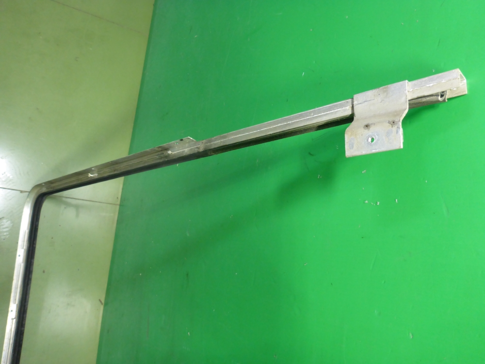 Направляющая стекла двери