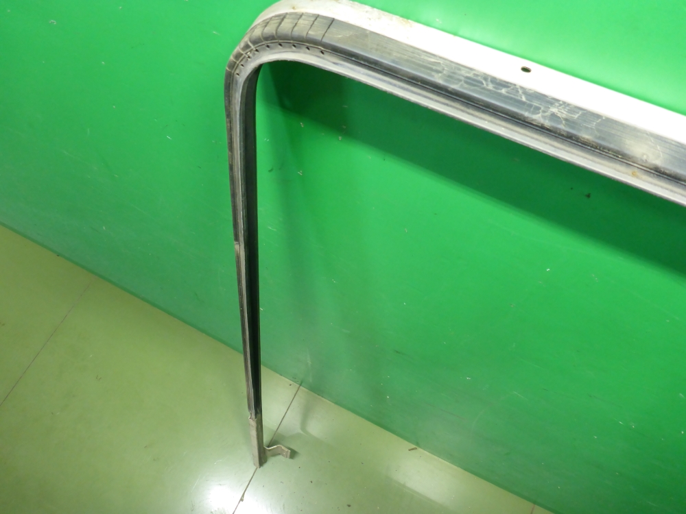 Направляющая стекла двери