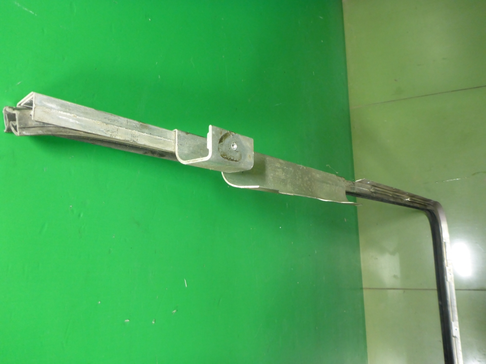 Направляющая стекла двери