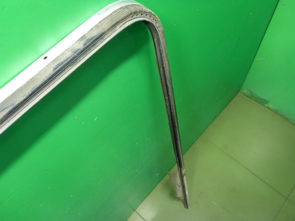 Направляющая стекла двери