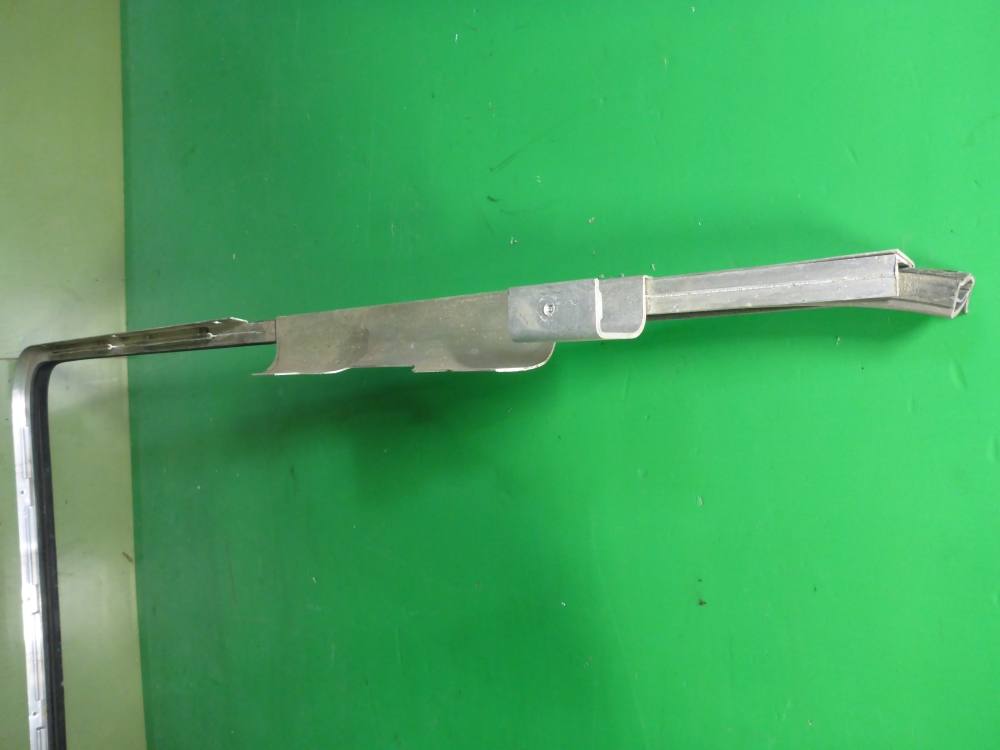 Направляющая стекла двери