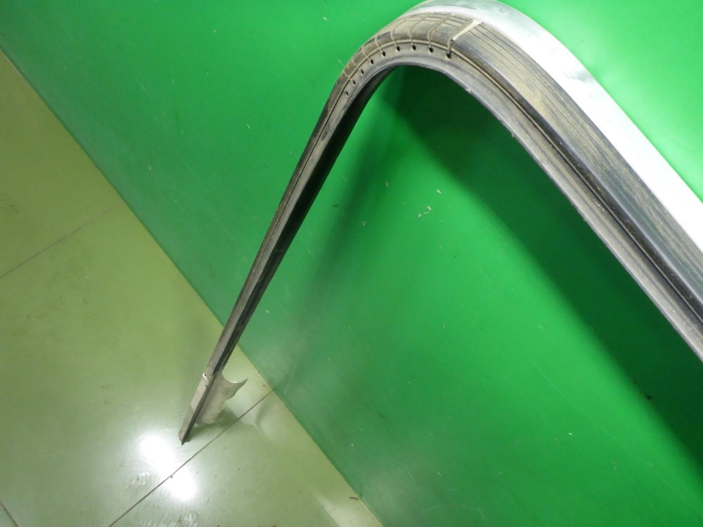 Направляющая стекла двери