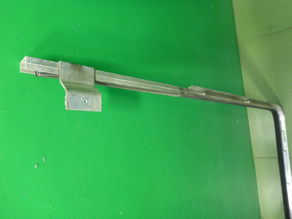 Направляющая стекла двери