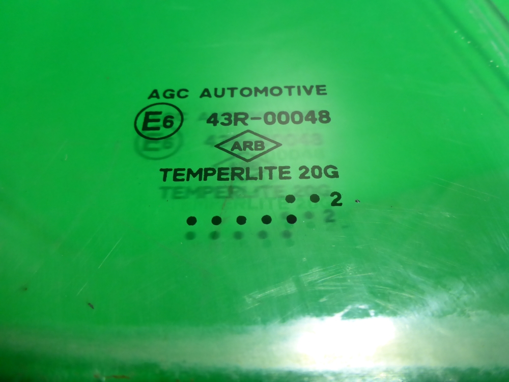 Стекло двери задней правой (форточка)