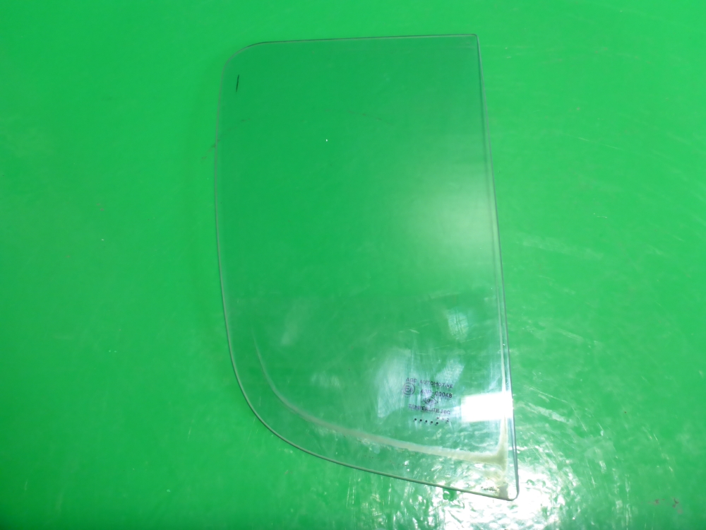 Стекло двери задней правой (форточка)