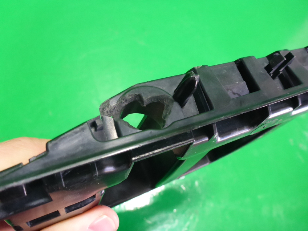 Кронштейн переднего бампера левый