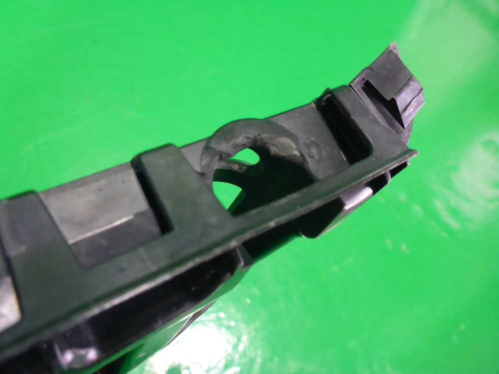 Кронштейн переднего бампера левый