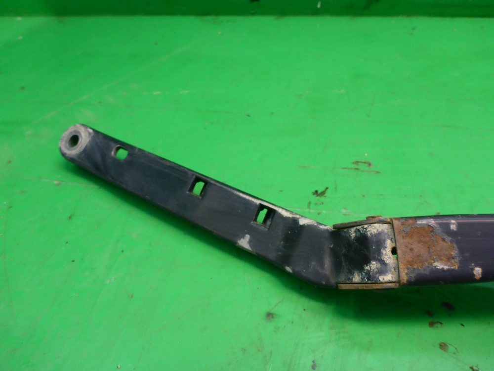 Поводок стеклоочистителя передний левый