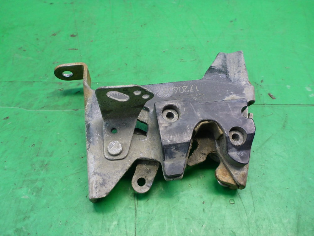 Замок капота