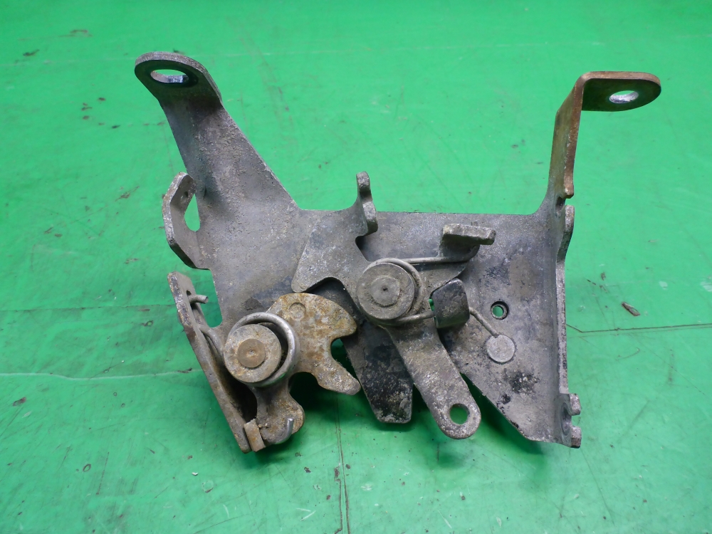 Замок капота