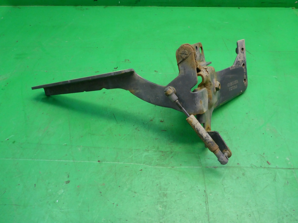 Петля капота левая