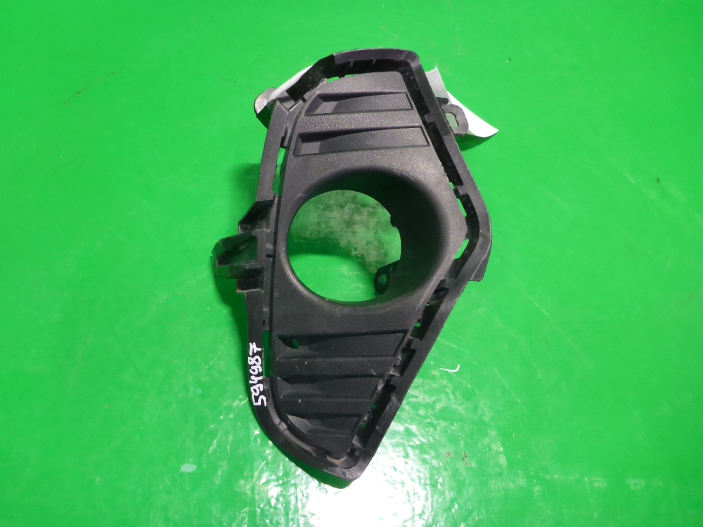 Рамка противотуманной фары правой