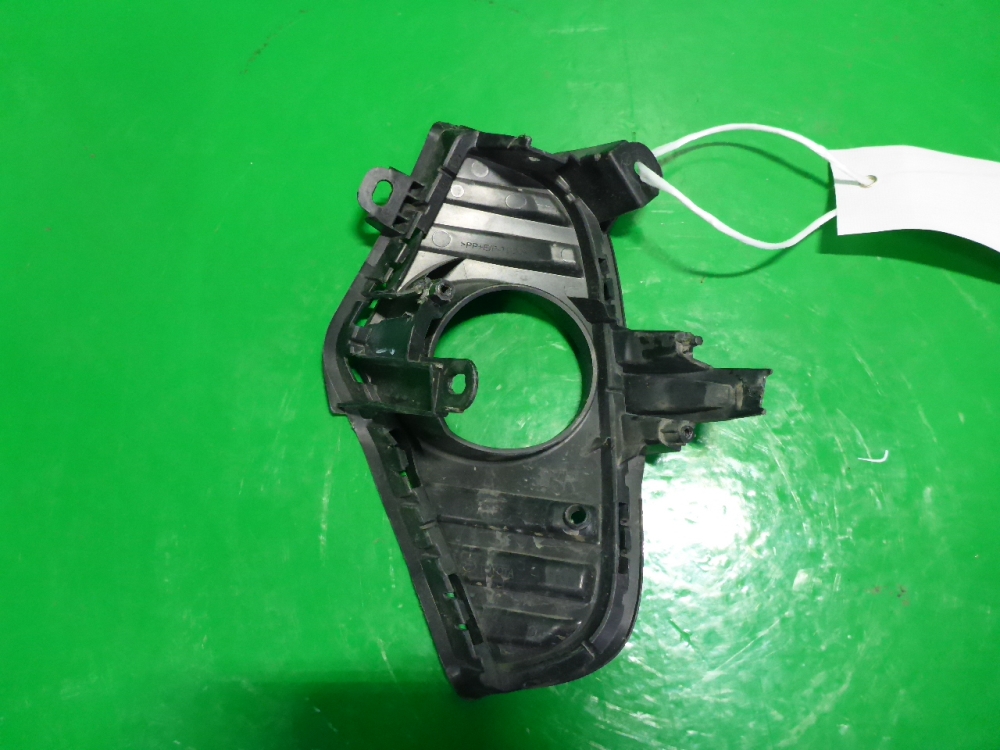 Рамка противотуманной фары правой