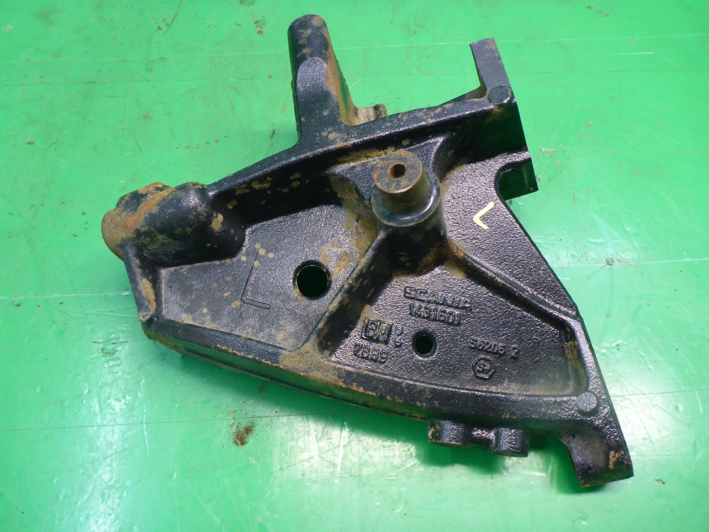 Кронштейн переднего бампера левый