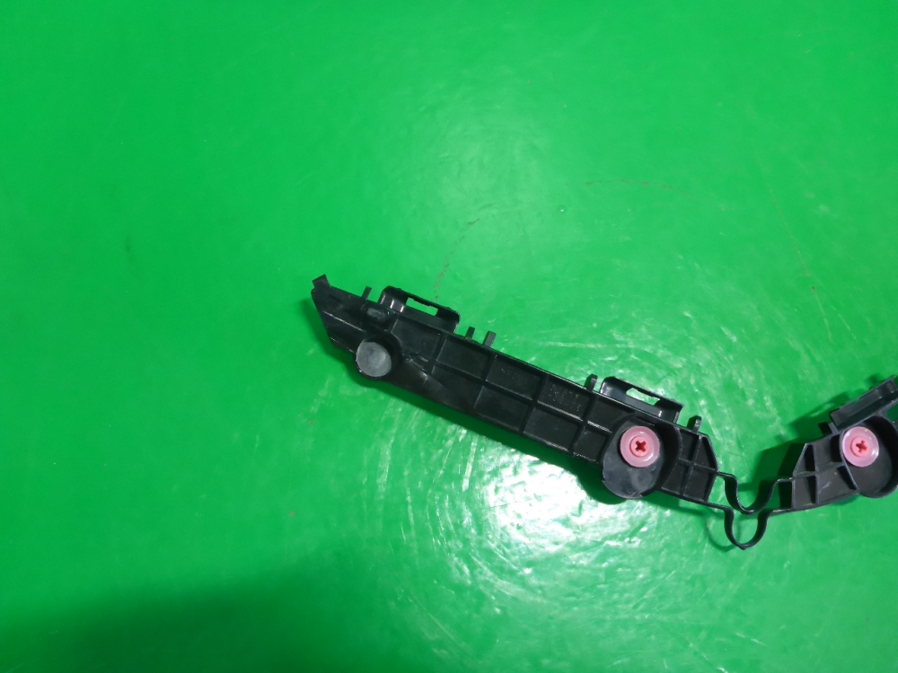 Кронштейн заднего бампера правый